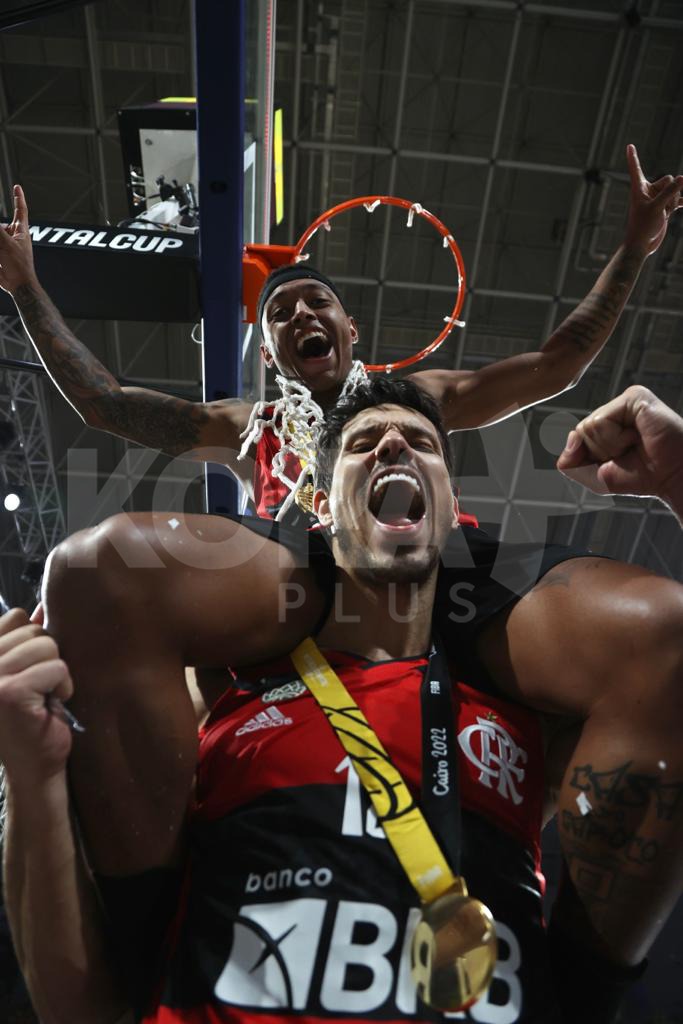 شاهد لحظة تتويج فلامنجو البرازيلي بكأس العالم للأندية لكرة السلة بعد الفوز على بورجوس الإسباني
